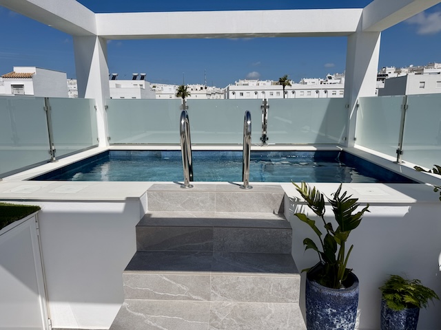 Piscina privada en la terraza de ático vacacional en Vejer de la Frontera