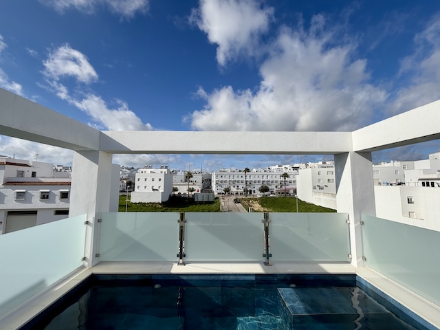 Piscina privada con vistas abiertas desde ático vacacional en Vejer de la Frontera