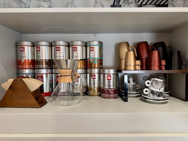 Rincón de café en desayunador de ático suite en Vejer de la Frontera