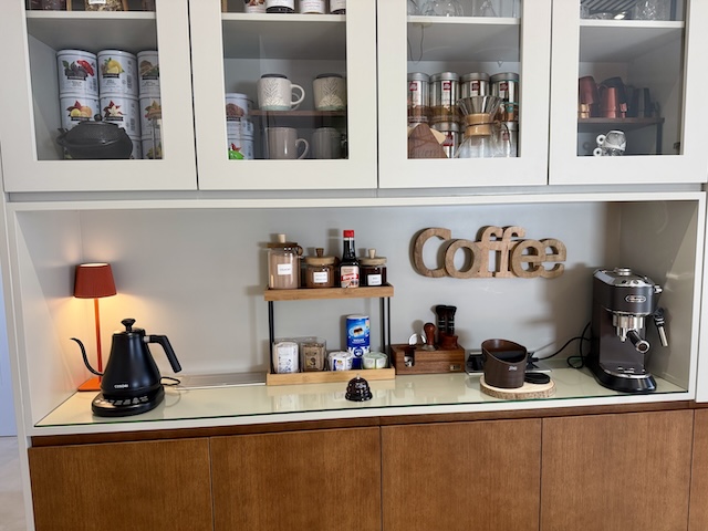 Rincón de café con cafetera, hervidor y accesorios en ático suite de Vejer de la Frontera