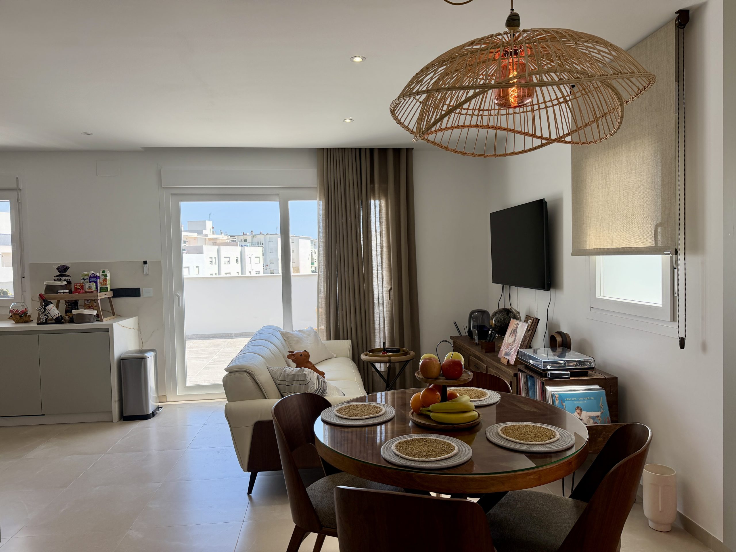 Salón comedor abierto en ático suite de Vejer de la Frontera con acceso a terraza