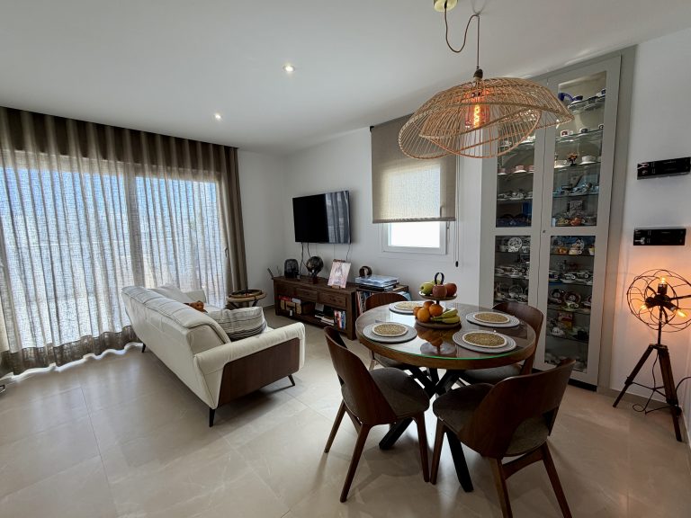 Salón comedor luminoso de ático vacacional en Vejer de la Frontera