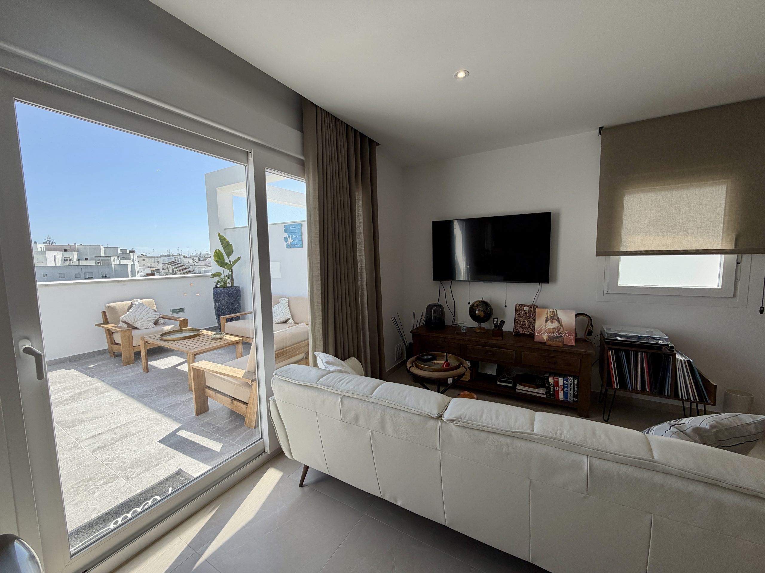 Salón de ático vacacional con acceso directo a la terraza en Vejer de la Frontera