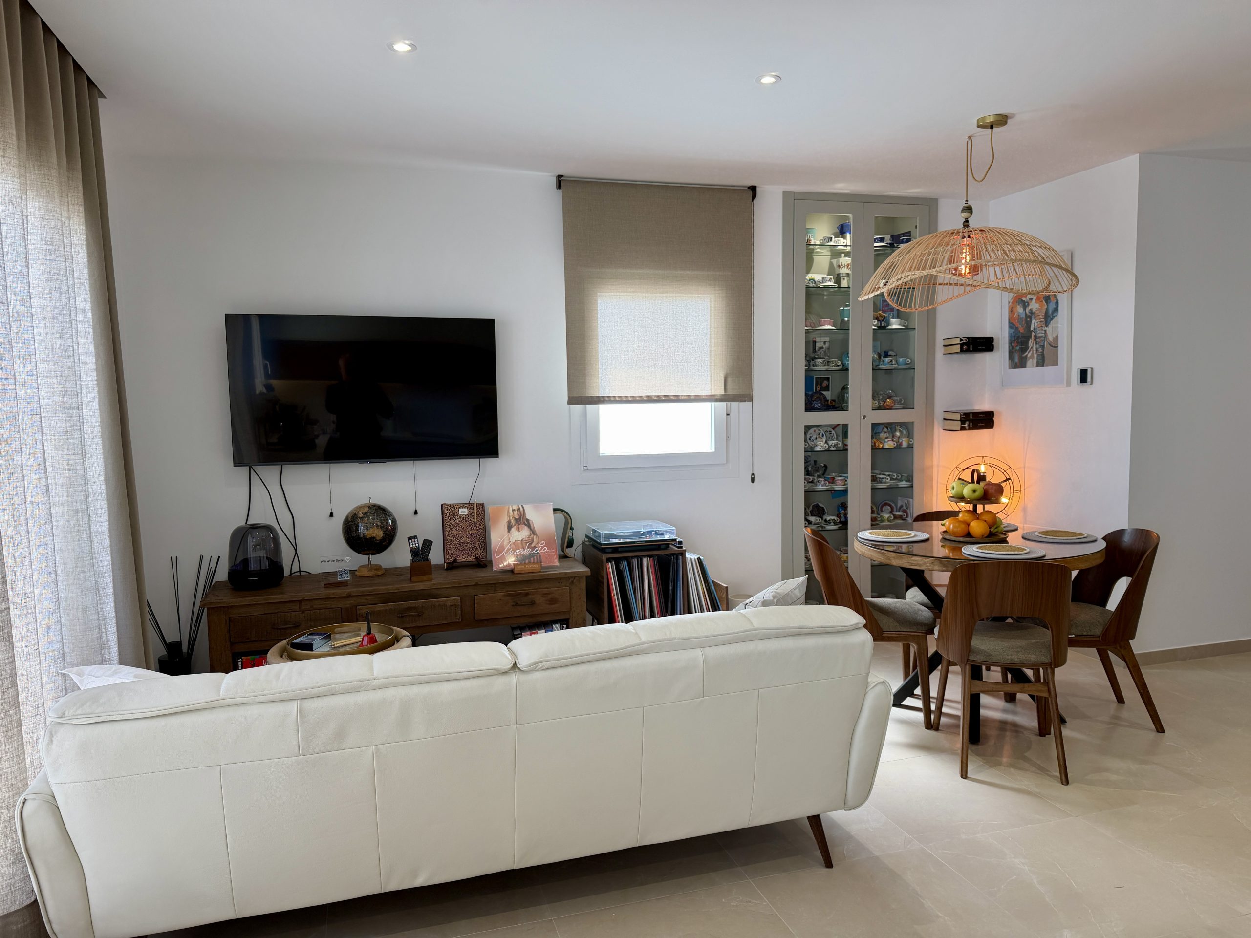 Salón con comedor moderno en ático vacacional de Vejer de la Frontera