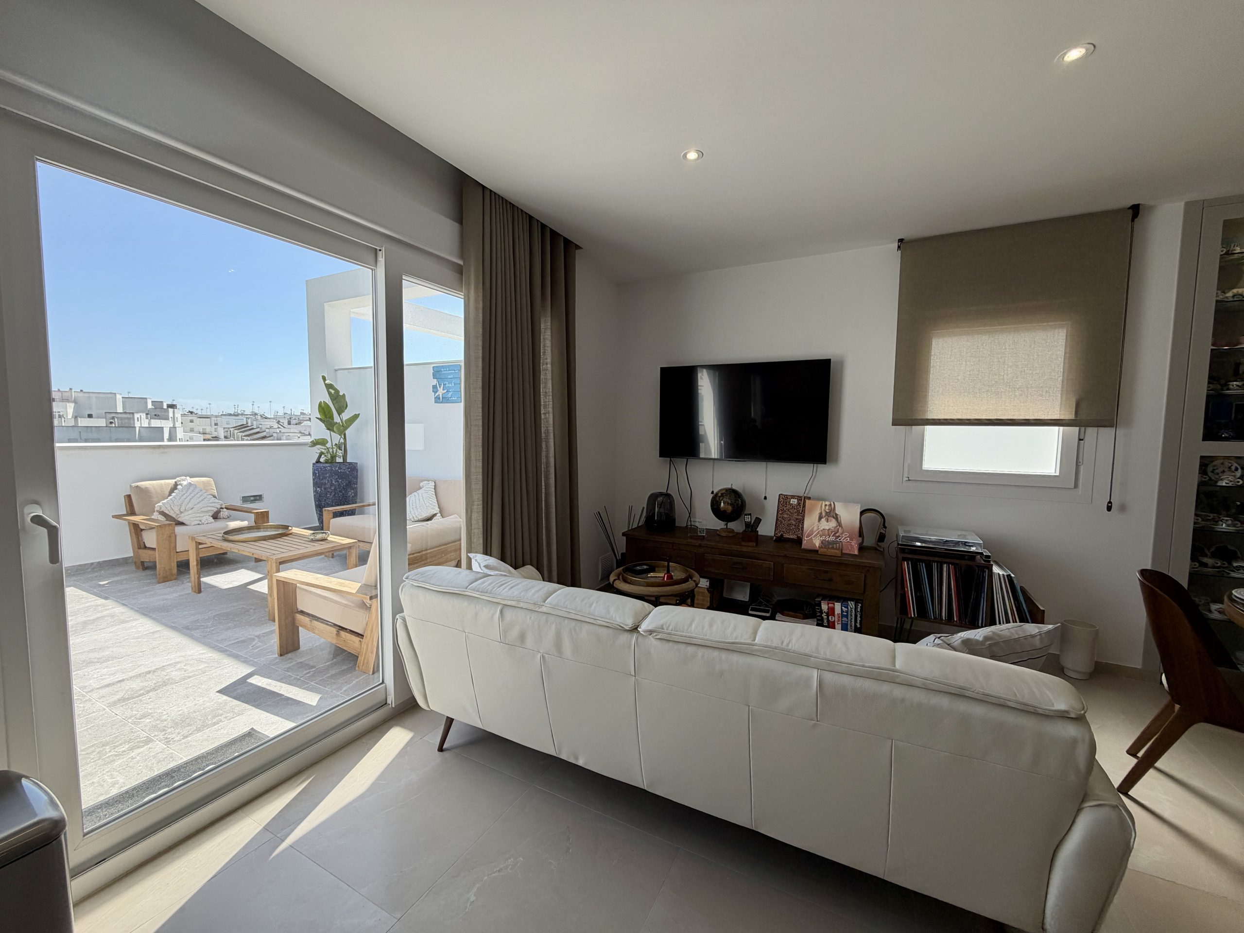 Salón con vistas y salida a la terraza privada en ático suite de Vejer de la Frontera