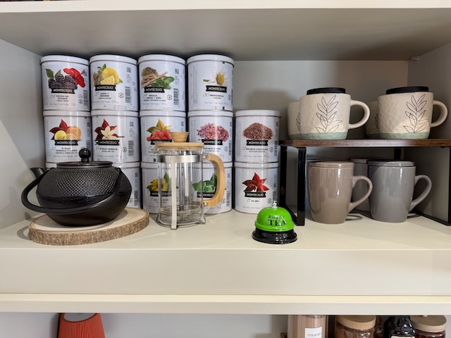 Selección de infusiones, tetera y tazas en desayunador de ático suite en Vejer de la Frontera