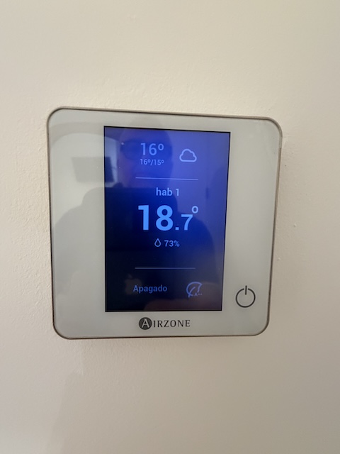 Termostato AirZone para control de temperatura en el dormitorio.