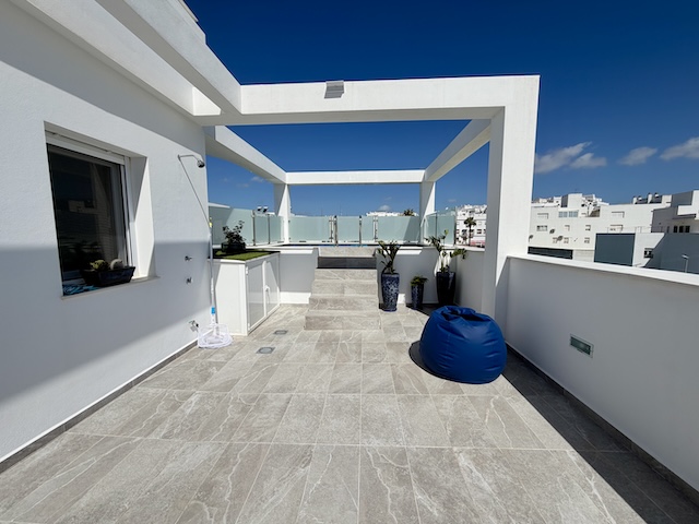 Terraza amplia de ático vacacional con acceso a piscina privada en Vejer de la Frontera