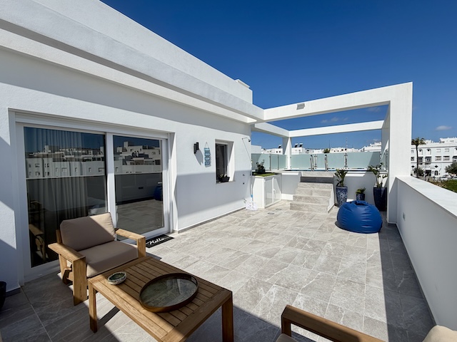 Terraza de ático vacacional con zona de estar y piscina privada en Vejer