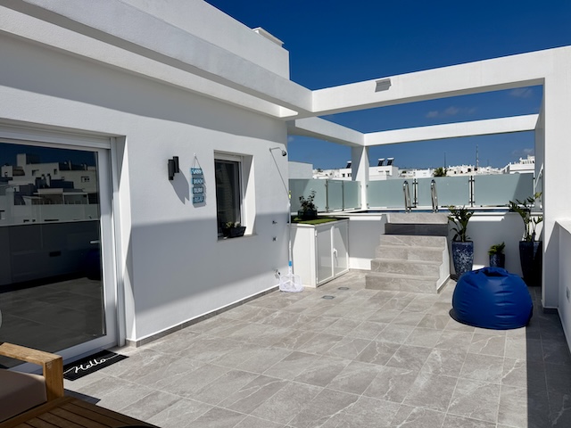 Terraza de ático vacacional con ducha exterior y piscina privada en Vejer de la Frontera