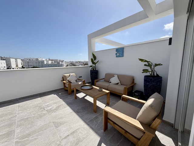 Terraza privada de ático vacacional con zona de estar exterior en Vejer de la Frontera