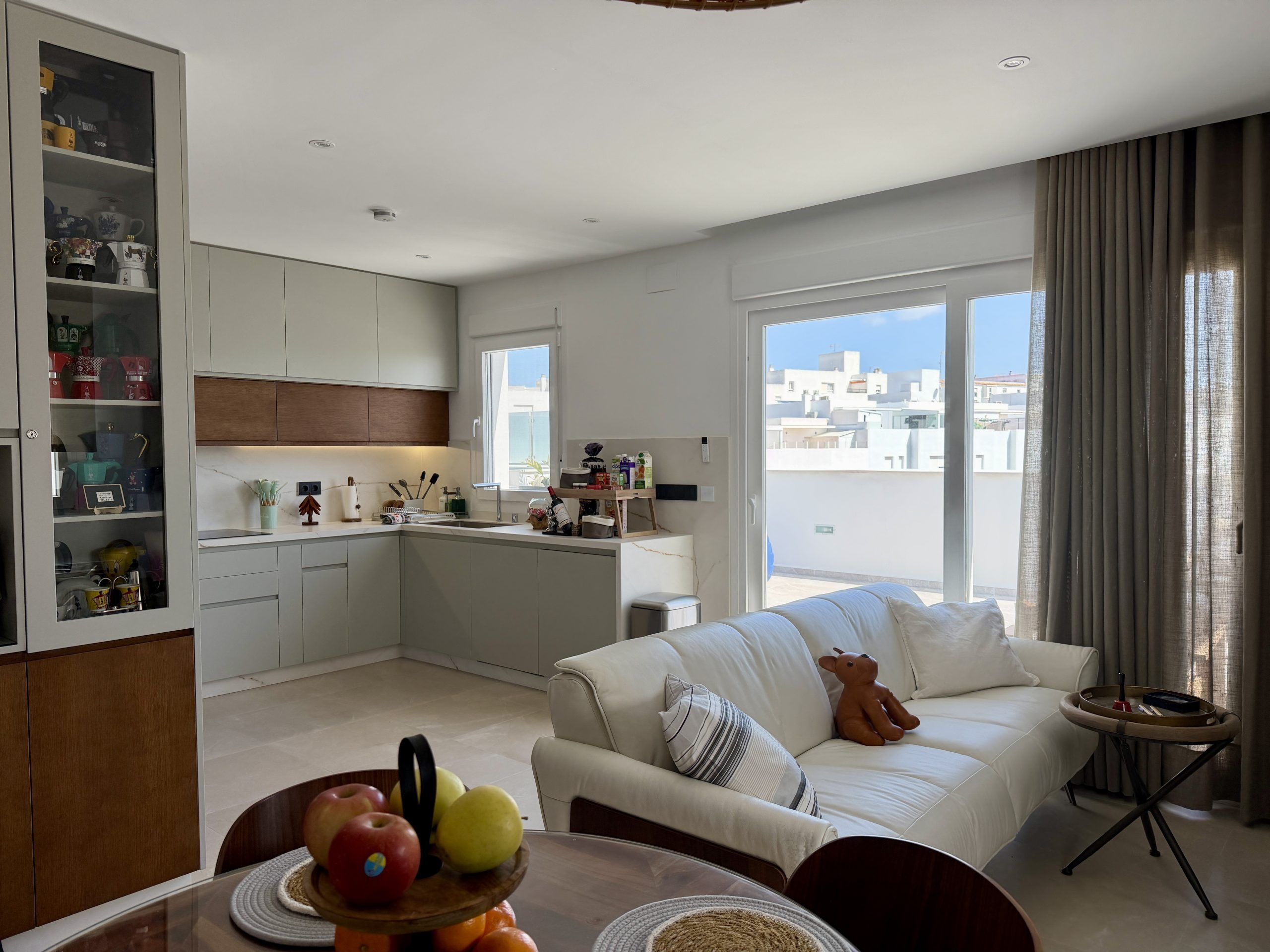 Vista de cocina y salón abierto en ático suite de Vejer de la Frontera